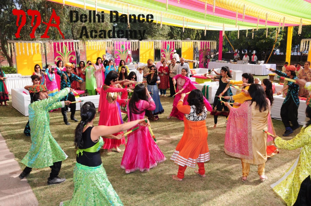 Marriages where the whole family gets together to dance The whole family dancing on marriage